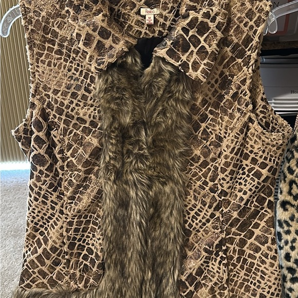 2 Women’s Animal Print Vests - Picture 6 of 6